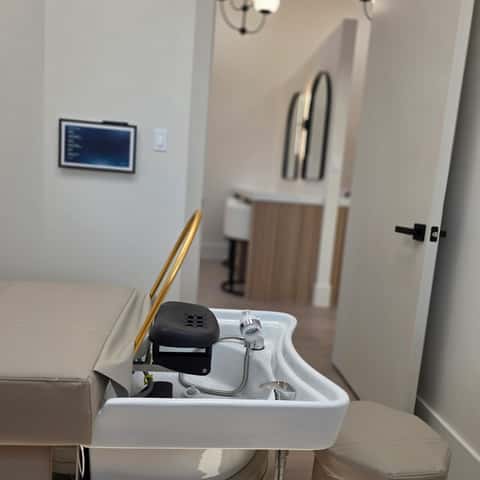 Crown and Clover Headspa – photo 3